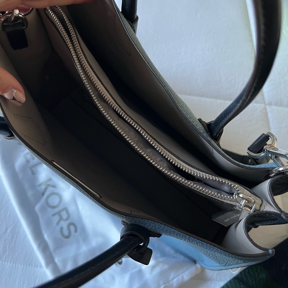 Michael Kors bag with crossbody strap - Picture 2 of 3